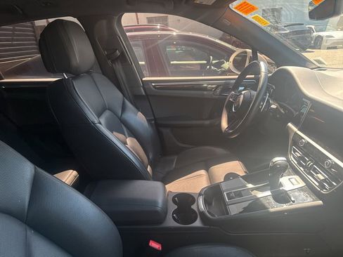 Certified 2023 Porsche Macan AWD/4WD image 12