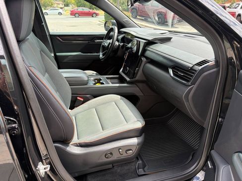 Used 2024 GMC Acadia AT4 w/ Luxury Package AWD/4WD image 9