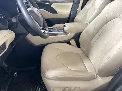 Used 2024 Toyota Highlander Platinum FWD image 22