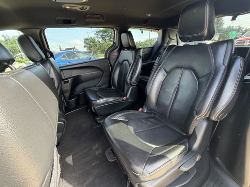 Used 2019 Chrysler Pacifica Touring-L w/ S Appearance Package FWD image 17