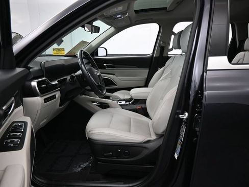 Used 2025 Kia Telluride S FWD image 11