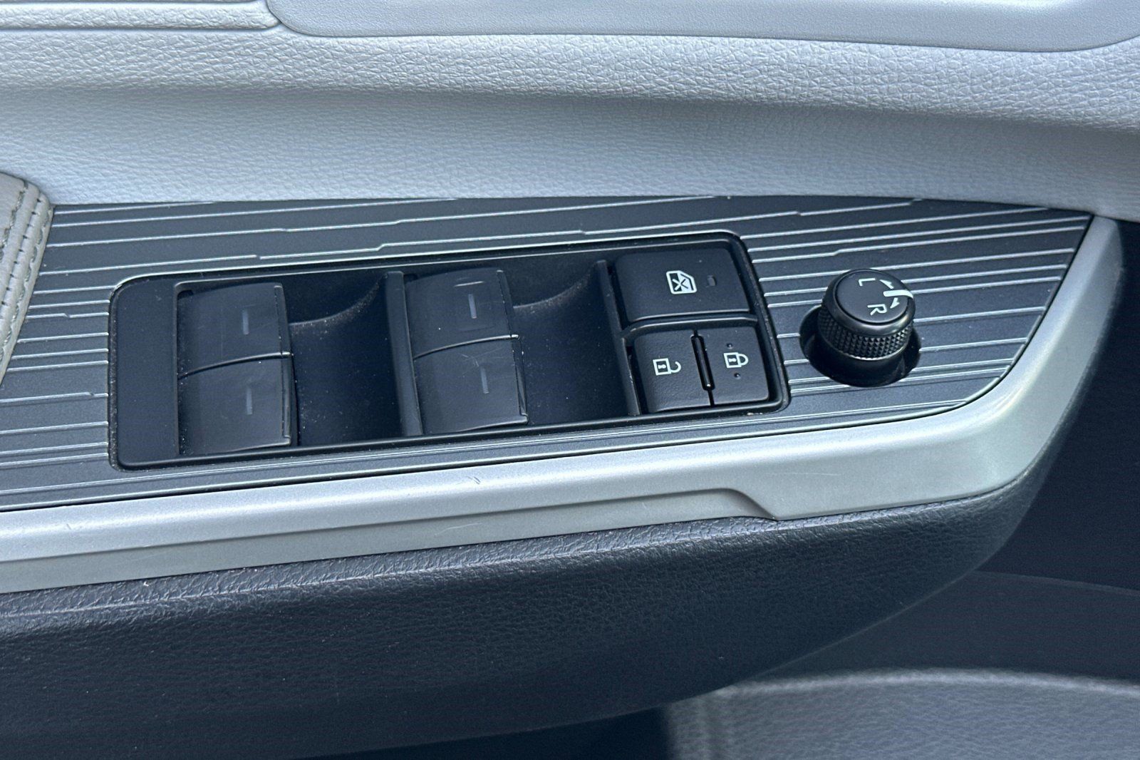 Used 2026 Toyota Sienna XLE FWD image 13