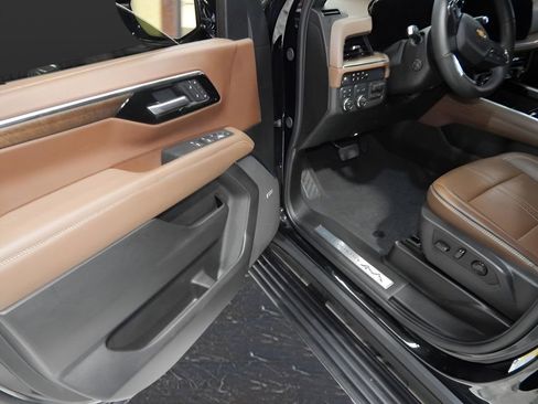 Used 2025 Chevrolet Suburban High Country AWD/4WD image 14