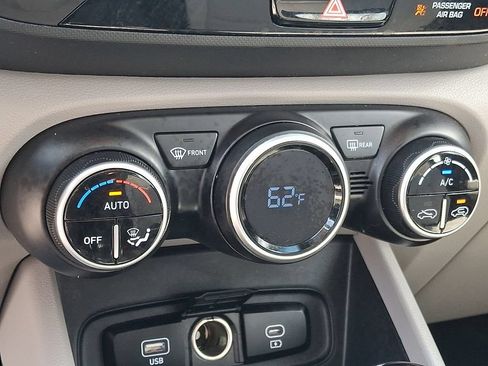 Certified 2025 Hyundai Venue SEL FWD image 17
