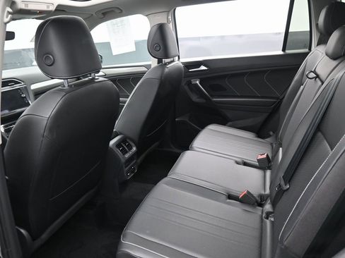 Used 2023 Volkswagen Tiguan SE w/ Panoramic Sunroof Package image 30