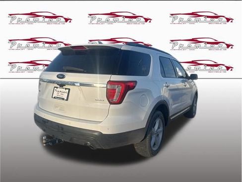 Used 2017 Ford Explorer XLT image 4