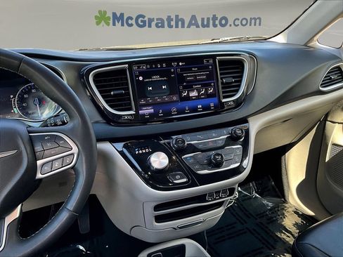 Used 2023 Chrysler Pacifica Touring-L FWD image 12