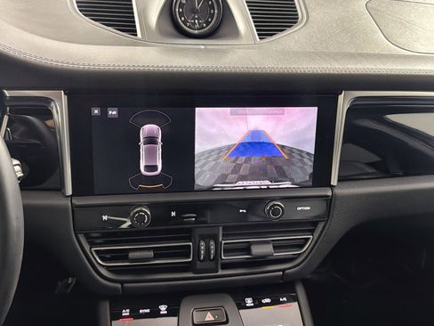 Used 2022 Porsche Macan w/ Premium Package Plus image 19