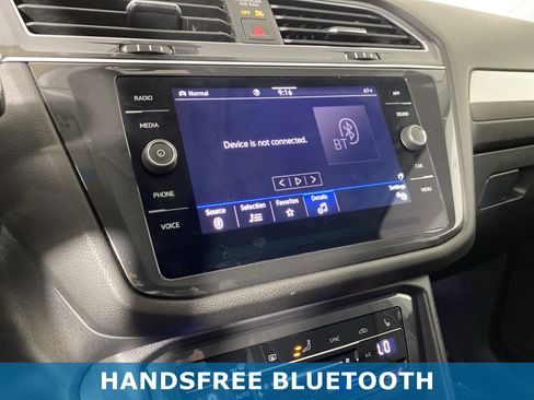 Used 2022 Volkswagen Tiguan SE image 2