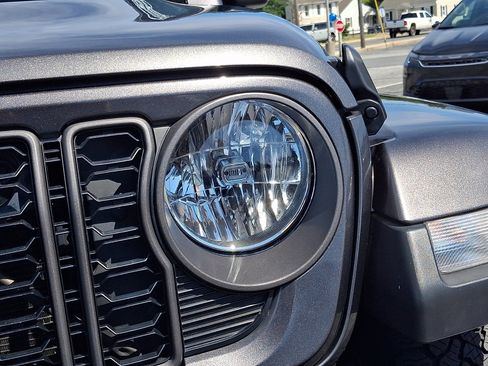 Used 2024 Jeep Gladiator Sport AWD/4WD image 9