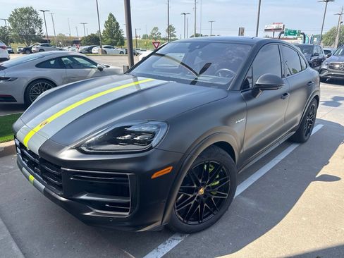 Certified 2024 Porsche Cayenne Turbo AWD/4WD image 1
