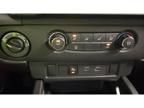 Used 2025 Nissan Frontier SV AWD/4WD image 14