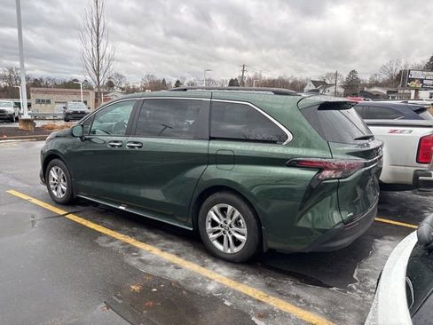 Used 2024 Toyota Sienna XLE image 3