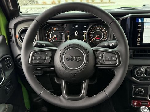 Used 2025 Jeep Gladiator Mojave image 11