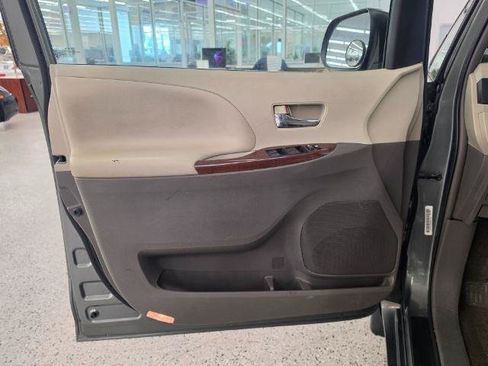 Used 2013 Toyota Sienna XLE FWD image 28