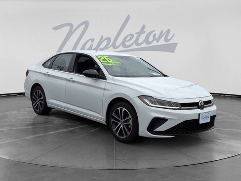 Used 2025 Volkswagen Jetta Sport FWD image 3