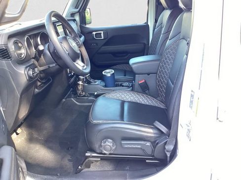 Certified 2023 Jeep Gladiator Overland AWD/4WD image 9