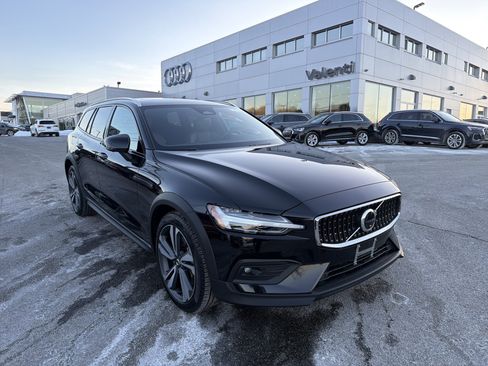 Used 2025 Volvo V60 B5 Cross Country Plus image 1