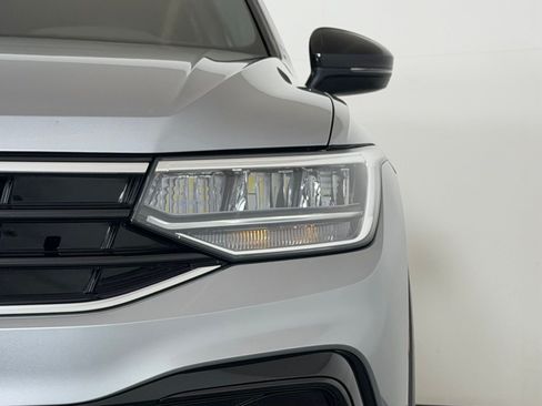 Used 2022 Volkswagen Tiguan SE R-Line AWD/4WD image 11