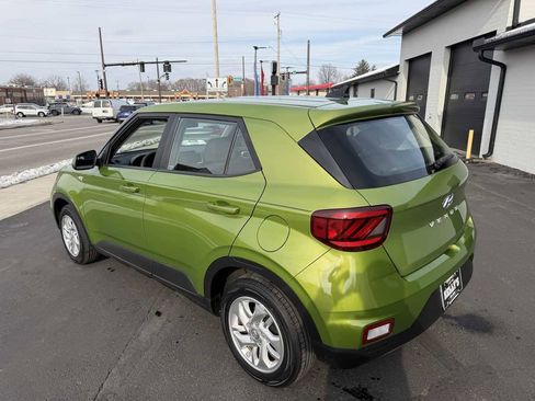 Used 2021 Hyundai Venue SE image 3