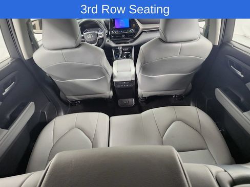 Used 2024 Toyota Highlander XLE AWD/4WD image 16