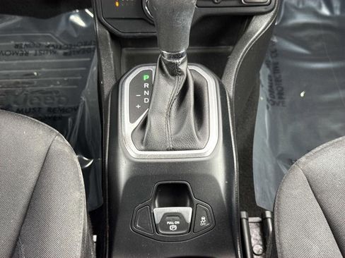 Used 2018 Jeep Renegade Latitude w/ Cold Weather Group AWD/4WD image 13