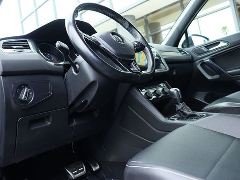 Used 2021 Volkswagen Tiguan SE R-Line image 41