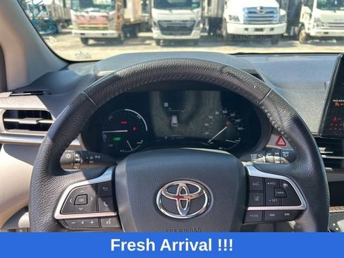 Used 2024 Toyota Sienna XLE FWD image 13
