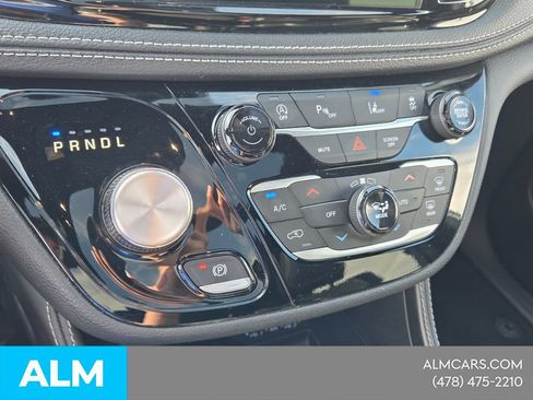 Used 2025 Chrysler Pacifica Limited FWD image 26