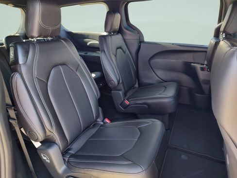 New 2026 Chrysler Pacifica Select image 32