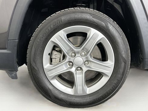 Used 2023 Jeep Compass Latitude image 11