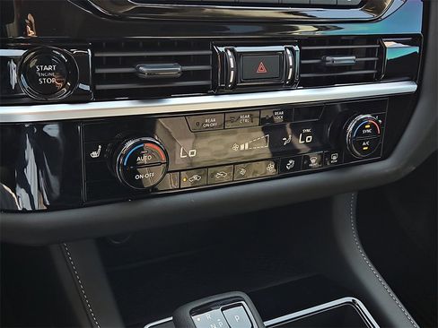 New 2025 Nissan Pathfinder SV image 19