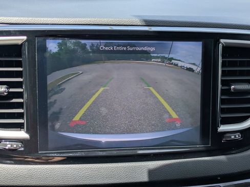 Used 2024 Chrysler Pacifica Touring-L FWD image 20