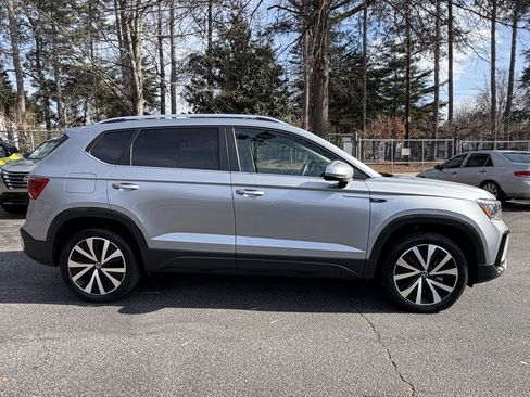 Used 2024 Volkswagen Taos SE image 6