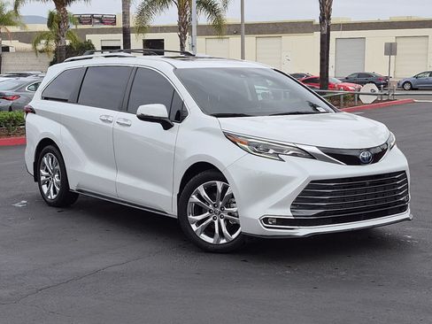 Used 2024 Toyota Sienna Platinum FWD image 2