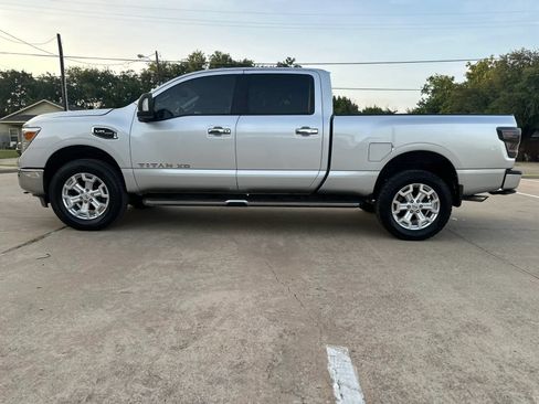 Used 2019 Nissan Titan SV w/ SV Convenience Package AWD/4WD image 8