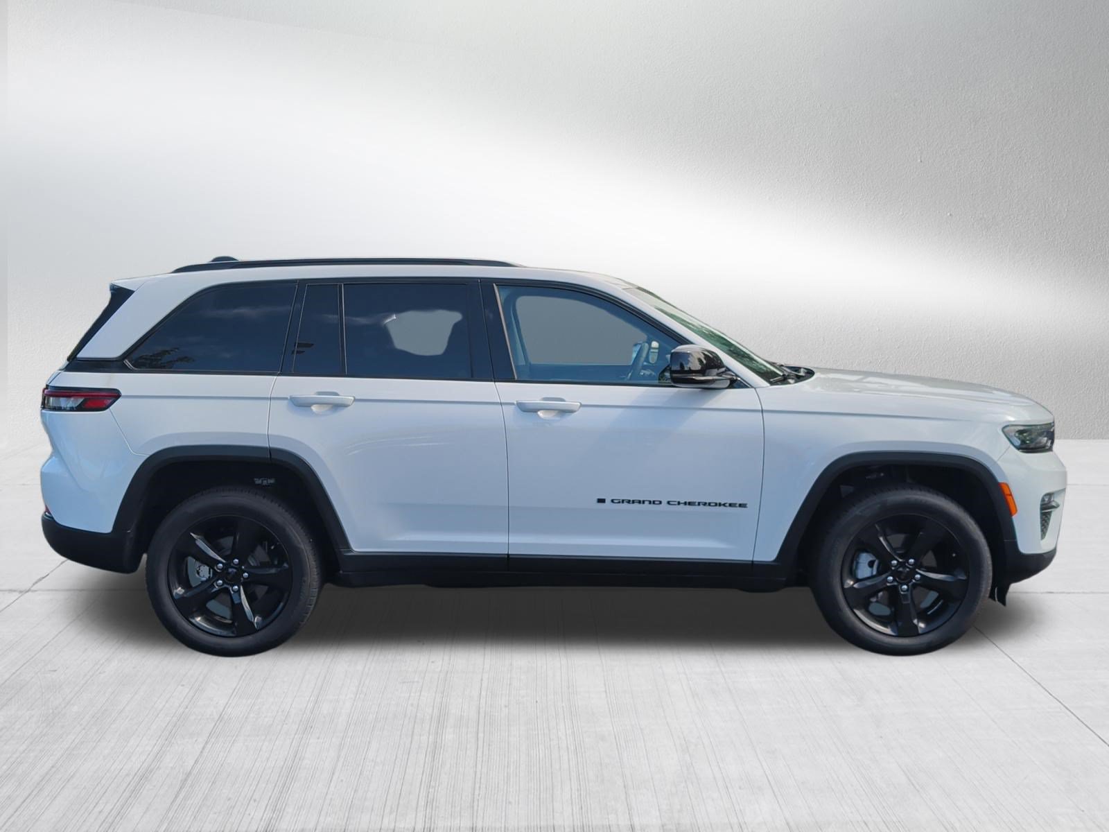 Used 2023 Jeep Grand Cherokee Limited w/ Black Appearance Package AWD/4WD image 8