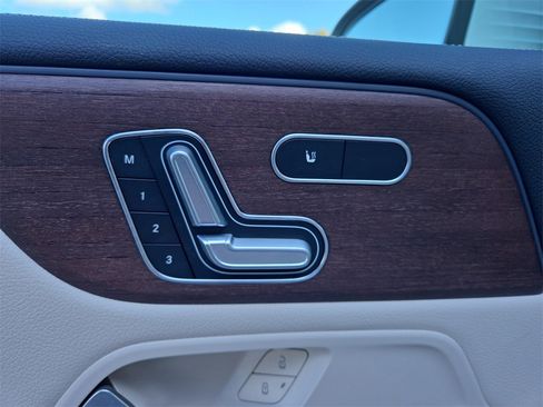 Certified 2023 Mercedes-Benz EQB 300 4MATIC image 11