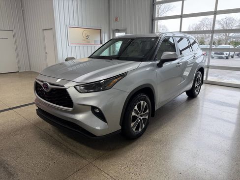 Used 2023 Toyota Highlander XLE image 2