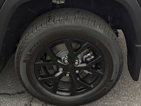 Used 2025 Jeep Grand Cherokee L Altitude AWD/4WD image 8