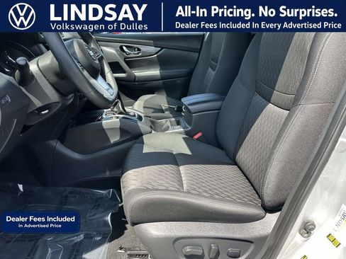 Used 2017 Nissan Rogue SV AWD/4WD image 11