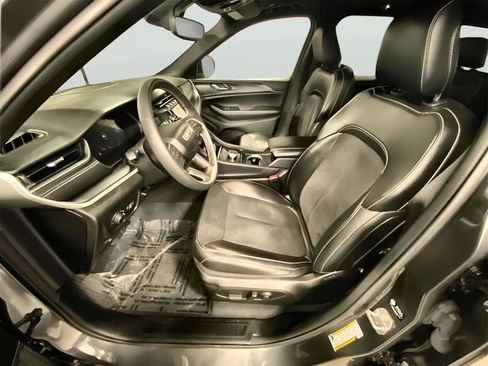 Used 2024 Jeep Grand Cherokee Altitude image 4