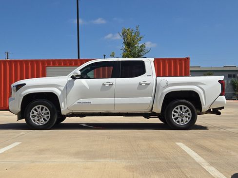 Certified 2025 Toyota Tacoma SR5 AWD/4WD image 2