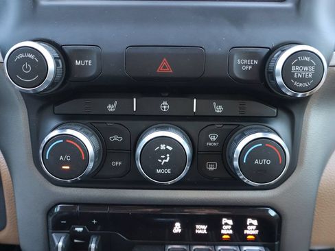Used 2019 RAM 1500 Big Horn AWD/4WD image 12