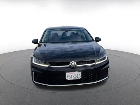 Used 2025 Volkswagen Jetta SE image 3