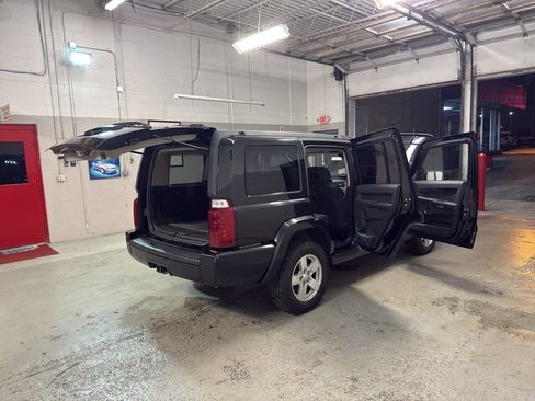 Used 2008 Jeep Commander Sport AWD/4WD image 14