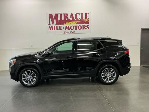 Used 2022 GMC Terrain SLT w/ Infotainment Package II AWD/4WD image 2