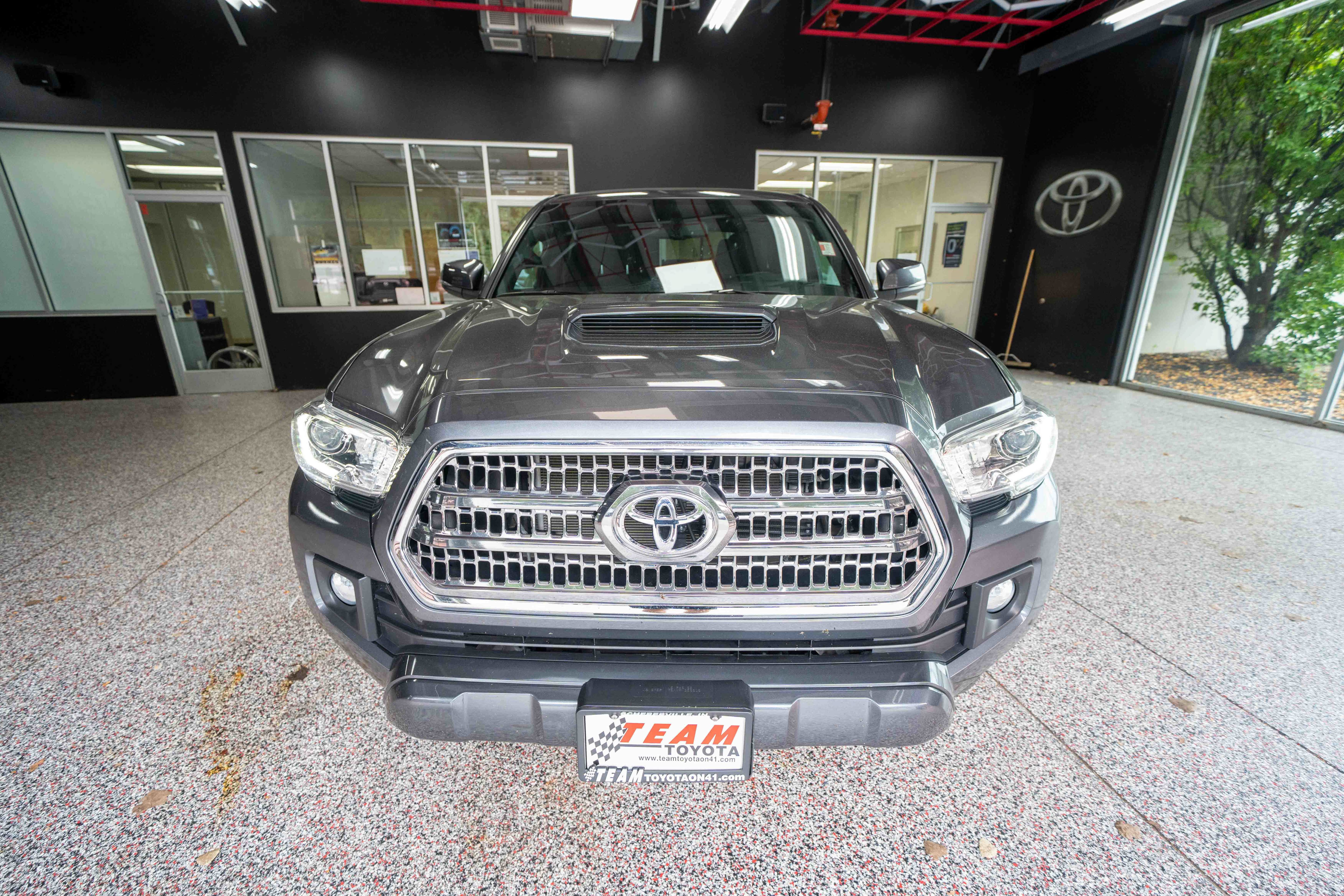 Used 2017 Toyota Tacoma TRD Sport w/ Tow Package (A/T) AWD/4WD image 6