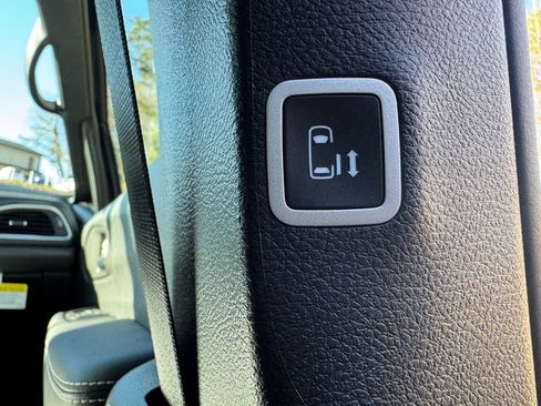 Used 2025 Chrysler Pacifica Select image 24