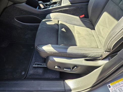 Used 2021 Volvo XC40 T4 R-Design w/ Advanced Package image 9